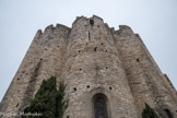 <center><strong>Saint-Laurent-des-Arbres</strong> </center> Le chevet de l'église fortifiée. Sa maçonnerie est percée de nombreux trous de boulin (trous destinés à ancrer les échafaudages). La tour centrale correspond à l'abside, les tours latérales aux absidioles.