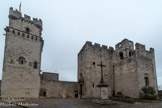 <center><strong>Saint-Laurent-des-Arbres</strong> </center> L'église romane fortifiée, et le donjon (féodal). Jacques Duèze, évêque d'Avignon de 1310 à 1312, puis pape sous le nom de Jean XXII de 1316 à 1334, fait construire à Saint-Laurent-des-Arbres un château fort surmonté d'un donjon, le tout attenant à l'église, qu'il fait également fortifier.