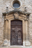 <center><strong>Saint-Laurent-des-Arbres</strong> </center> L'église fortifiée. Le  portail de style classique ajouté au XVIIe siècle.