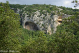 <center>Les concluses de Lussan</center>  L’ensemble de la falaise et de ses nombreuses grottes.