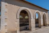 <center>Saint-Laurent-la-Vernède.</center>  Le lavoir de 1870. Du côté sud, les arcades sont ouvertes, ce qui n'est pas le cas du côté nord.