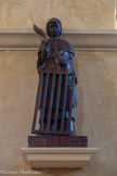 <center>Saint-Laurent-la-Vernède.</center> Statue moderne en bois sculpté de St Laurent, le patron du village et de la paroisse ; c’est l’œuvre d’un sculpteur gardois, Jean Chauvanel (1983).