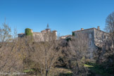 <center> Lussan.</center> Du parapet qui surmonte l’ancien rempart, nous pouvons observer la façade ouest du château du XVe siècle et son campanile du XIXe siècle.
