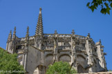 <center>Viviers</center>Cathédrale (monument historique classé)
Achevée au milieu du XIIe siècle, fortement modifiée au cours des siècles, elle présente des vestiges romans, une abside gothique entourée d'un déambulatoire et de 4 chapelles rayonnantes rectangulaires.
Chevet du XVIe, de style gothique flamboyant.