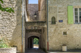 <center>Viviers</center>Porte de l'Abri. Au XIVe siècle, cette porte était encadrée par deux tours et précédée d'une barbacane.