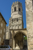 <center>Viviers</center>Le deuxième niveau, orné de bande lombarde (arcature aveugle) et de dame d'engrenage, abrite la chapelle Saint-Michel dans l'abside et singulièrement orientée à l'ouest. Cette chapelle est pourvue d'une belle coupole.
Au XIIe siècle fut ajouté un troisième niveau en pierre de taille qui devait constituer l'amorce du clocher.