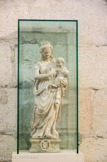 <center>La cathédrale Saint Vincent.</center> Statuette en albâtre de la fin du XVIe ou début du XVIIe siècle : La Vierge et l'Enfant.