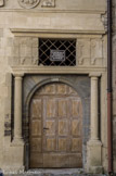 <center>Viviers</center>Maison des chevaliers. La porte piétonne, d'ordre dorique, traitée à l'antique.