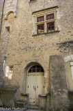 <center>Viviers</center>Maison de transition médiévale/renaissance. Médiévale par l'écoppe au rez-de-chaussée et le premier étage d'habitation et renaissance par la fenêtre à meneaux.