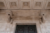 <center>La Maison Carrée.</center>La cella constitue l'unique salle du temple. La porte actuelle en bois, qui date du XIXe siècle, est surmontée d’une corniche décorée. Les deux consoles de chaque côté recevaient les gonds de grands volets, destinés à protéger la porte d’origine, probablement en bronze, de près de sept mètres de haut.