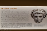 <center>Un culte codifié.</center>A droite, portrait de l’empereur Auguste divinisé. La couronne comporte des trous pour l’insertion des rayons, signes de la divinisation, (27 av. J.-C.-14 ap. J.-C.)