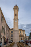 <center>La tour de l'horloge </center>C'est une tour  de 31 mètres de hauteur dans le centre historique de la ville de Nîmes. La terrasse sommitale supporte un élégant campanile en fer forgé en forme de couronne enserrant la cloche des heures.