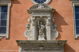 <center>La Chapelle des Pénitents. </center> La statue de la niche rappelle que le bâtiment est sous le vocable de Saint Jean-Baptiste.