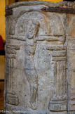 <center>Le Musée d'Art Sacré du Gard. </center> La cuve est ici de forme tronconique et se compose de panneaux entièrement sculptés sur leur face extérieure. Ils représentent le Christ en croix et les quatre évangélistes.