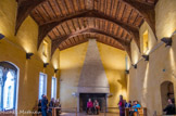<center>Le Musée d'Art Sacré du Gard. </center> La Cour royale de Justice. Les Piolenc rendaient la justice en tant que seigneurs dans leur salle d'apparat. Ils l'avaient construite à la fin du XIIe siècle, en réunissant les murs de deux tours plus anciennes. C'est ce qui explique le plan irrégulier qu'a conservé la pièce. Ils y accueillirent la Cour royale de Justice, au moins à partir de septembre 1301. Cette « aula » symbolisait le pouvoir et l'ambition de leur famille tournée vers le négoce.