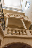 <center>Sommières</center>La rue Taillade. L'hôtel d'Albenas puise ses origines au XVIIe s mais a été transformé au siècle suivant. La modeste porte puis un étroit passage conduisent à un escalier monumental qui a conservé sa belle rampe en fer forgé.