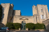 <center>Le château de Villevieille </center>La partie médiévale est constituée de quatre tours rectangulaires : au nord-est, la tour de Saint-Baudile, la plus ancienne, date de la fin du XIe siècle, au sud-est, la tour du Pigeonnier date du début du XIIIe siècle alors qu'au sud-ouest et au nord-ouest les tours du Portail et de Montredon ont été édifiées vers 1320. Une cour d’honneur précède la cour intérieure qui est fermée par les bâtiments et un mur de clôture couronné de balustres dans lequel s’ouvre un portail monumental à bossages et fronton.