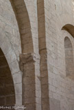 <center>Chapelle St Julien de Montredon.</center>En haut de chaque piédroit, une imposte historiée avec des quadrupèdes affrontés à l’endroit de l’angle apparent de la pierre -ou des oiseaux dans la même position- ou, tout autrement, des motifs géométriques divers.