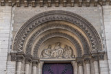 <center>Notre-Dame-de-la-Croix de Ménilmontant </center>Le tympan du portail central est une Piéta réalisée par Joseph Tournois (1830-1891)