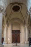 <center>Notre-Dame-de-la-Croix de Ménilmontant </center>L'architecture du narthex donne une idée de celle de l'église : du néoroman assez majestueux assemblé à la taille du gothique. Chapiteau néoroman accompagné d'une tête de femme à la retombée des ogives.