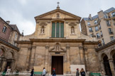 <center>L'église Saint-Joseph des Carmes</center>L’église du couvent est construite entre 1613 et 1620 sur le modèle des églises romaines de la Contre-Réforme. Reconstruite au XIXe siècle fidèlement au modèle italien, la façade principale, due aux architectes Louis et Lucien Dovillard, reste d’une grande sobriété : elle est divisée en deux niveaux de pilastres corinthiens couronnée d'un fronton triangulaxire, surmonté d’une croi. Le rez-de-chaussée s’articule autour d’une grande porte rectangulaire surmontée d’un fronton, dont les rampants cèdent la place à une niche garnie d’une statue de saint Joseph. Encadré par deux volutes, l’étage est occupé par une grande baie centrale, divisée en trois lancettes, et décoré de deux niches à sculptur(Thérèse d'Avila à gauche et à droite ?). Tout en haut, une statue de la Vierge à l'Enfant. Situé rue de Vaugirard, le couvent comprend deux cloîtres, plusieurs ailes, de vastes jardins et l’église Saint-Joseph des Carmes. Les frères se rendent célèbres en fabricant l’eau des Carmes à base de mélisse et aux vertus stimulantes qu’ils commercialisent.
