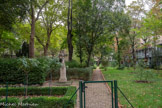 <center>Le couvent des Carmes.</center>Le jardin. À la fin du 18e siècle, ce jardin était destiné à la culture de la mélisse dont les moines tiraient une boisson de leur invention « l’eau de mélisse des Carmes »