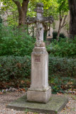<center>Le couvent des Carmes.</center>Le 2 septembre 1792, plus d’une centaine de prêtres réfractaires, ayant refusé de prêter serment à la Constitution civile du clergé, sont massacrés en quelques heures dans le jardin. Ils sont béatifiés en 1926 et leurs reliques reposent aujourd’hui dans la crypte de l’église Saint-Joseph-des-Carmes.
