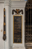 <center>Le couvent des Carmes.</center>Les noms des défunts figurent en lettres d’or sur des plaques de marbre noir. A gauche, un flambeau renversé.