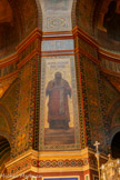 <center>La cathédrale Saint-Alexandre-Nevsky</center>Les règnes de Vladimir le Grand (980-1015) et de son fils Iaroslav le Sage (1019-1054) constituent l'âge d'or de la Rusʹ, convertie à l'orthodoxie. Une princesse kiévienne devient reine de France sous le nom d'Anne de Kiev, épouse du roi de France Henri Ier en 1051, et qui introduit le prénom « Philippe » à la cour de France.
Iaroslav promulgue le premier code juridique slave, il fait construire la cathédrale Sainte-Sophie à Kiev, et les deux monastères Saint-Georges et Sainte-Hélène, qui sont au cœur de ce que l'on appelle la « Ville de Iaroslav ». Sa dédicace est assurée en 1050 par le métropolite Hilarion qui fut le premier Métropolite de Kiev choisi par un concile des Evêques russes et pas par le Patriarcat de Constantinople. Il encouragea le clergé local et les moines à enseigner lecture et écriture aux paroissiens. Ainsi, le droit, l'éducation, mais aussi l'architecture, avec des expérimentations nouvelles, telles que l'utilisation des tambours de clochers percés de fenêtres et surmontés de bulles, ou encore d'autres aspects de l'art ruthène, connaissent un renouveau impressionnant sous son règne.