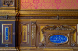 <center>Hôtel de la Païva</center> Le grand salon. Les lambris brun et or comme les portes, sont ornés de lapis-lazuli.