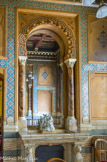 <center>Hôtel de la Païva</center> Le cabinet de toilette mauresque. La cheminée-fontaine.