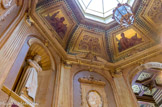<center>Hôtel de la Païva</center> L’escalier d’onyx. Sous la coupole, quatre villes italiennes peintes par Pierre Bisset.