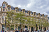 <center>Les  Champs Elysées. </center> Le siège de HSBC, l'ancien Elysée Palace. Hôtel de voyageurs construit en 1898 pour la Compagnie des wagons-lits par l'architecte Georges Chedanne. Ce fut le premier des grands hôtels de voyageurs édifiés sur les Champs-Élysées. Il fut bientôt suivi par l'hôtel Astoria (1904) et l'hôtel Claridge (1912).