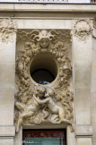 <center>Les  Champs Elysées. </center> Ancien hôtel Elysées Palace Bas-relief de Paul Jean-Baptiste Gasq