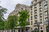 <center>Hôtel George V. </center> Cet hôtel est construit en 1928 par André Terrail, restaurateur propriétaire de La Tour d'Argent, en face de son hôtel particulier. Décoré dans son style d'origine des années 1930, il est considéré comme l’un des plus prestigieux hôtels de Paris.