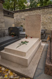 <center>Le cimetière du Montparnasse. </center> Simone de BEAUVOIR. 1908-1986. Romancière et essayiste française. Inhumée avec son compagnon, Jean-Paul Sartre.