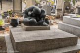 <center>Le cimetière du Montparnasse. </center> Henri LAURENS
1885-1954
Sculpteur français. Sa tombe est décorée de l’une de ses œuvres, La Douleur.