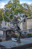 <center>Le cimetière du Montparnasse. </center> Un « oiseau pour Jean-Jacques qui s'est envolé» de Niki de Saint-Phalle.