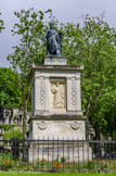 <center>Le cimetière du Père Lachaise </center> Casimir Pierre Perier est né en 1777. Il est le fils de Claude Perier (1742-1801), qui est banquier et industriel. Il aida de ses propres deniers la préparation du coup d’état du dix-huit brumaire. Il fut aussi l’un des fondateurs de la Banque de France en 1801.
Casimir Perier devient député de Troyes en 1827. Il joue un rôle important dans la révolution de 1830. Il est favorable à l’avènement au trône de Louis-Philippe, il succède à Jacques Laffitte, chef de file du parti du « mouvement », en mars 1831 à la tête du gouvernement. C’est un travailleur acharné, soucieux de son état et du rôle de la France en Europe. Mais, en 1832, une terrible épidémie de choléra ravage la France, Casimir Perier est atteint à son tour et succombe à la maladie.
Allégorie de l'Eloquence.