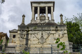 <center>Le cimetière du Père Lachaise </center> Monument funéraire des Demidoff. La famille Demidoff était une des plus riches de Russie jusqu'à la chute du dernier tsar. Elle possédait des forges près d'Ekaterinenbourg depuis 1699, et elle avait dans l'Oural et en Sibérie, plus de mines et de fonderies que la couronne impériale. En 1840, Anatole Demidoff épouse à Paris la princesse Mathilde, fille de Jérôme Bonaparte. C'est l'une de ses parentes, épouse de Pavel Demidoff, mécène de la littérature russe,  qui est inhumée dans le somptueux mausolée du Père Lachaise.
Le journal le  