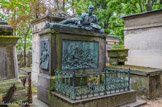 <center>Le cimetière du Père Lachaise </center> Géricault, sa représentation et le tableau du radeau de la méduse sont de Etex.