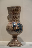 Vase à décor héraldique. Manisès. Vers 1465. Céramique à reflets métalliques
Ce vase est une des œuvres les plus spectaculaires de la faïence lustrée hispanique, Son décor, probablement aux armes des Salvi, constitue un exemple du motif de pampres alternant les couleurs bleues et dorées. Un vase de même forme, aux armes des Médicis, est conservé au British Muséum de Londres.