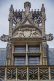 <center>Le musée de Cluny. </center> Les armes d'Amboise, « trois pals alternés d'or et de gueules » ornent les lucarnes ouvragées de la façade.