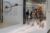 <center>Jean Tinguely Gismo 1960</center>Métal, caoutchouc, plastique, bois, moteur électrique Stedelijk Museum, Amsterdam, restauré avec le soutien généreux de AU Art Initiatives et des participants de la VriendenLoterij
Achat à l'artiste, 1974
À l'occasion de son exposition personnelle en mai 1960 à la Galerie des Quatre Saisons, Tinguely décide d'organiser un défilé de ses machines, dont Gismo, depuis l'impasse Ronsin jusqu'à la galerie. L'événement commence par une petite Fête dans l'impasse avec les proches, dont Hulten, sa compagne Anna-Lena Wibom et leur bébé Klara dans un landau, pour se poursuivre dans les rues de Paris. L'ambiance est joviale, comme en témoigne l'extrait de Film présenté ici, jusqu'à ce que la police intervienne pour rappeler à l'ordre les artistes.