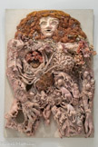 <center>Niki de Saint Phalle</center>L'Accouchement rose 1964.
Plâtre, peinture, objets divers, fibres textiles et grillage sur panneau de bois.
Moderna Museet, Stockholm Donation de l’artiste, 1964
Après les Tirs, Niki de Saint Phalle entame une nouvelle série qui met en scène les stéréotypes féminins à travers des sculptures-reliefs particulièrement troublants. Hulten fait entrer en 1964 L'Accouchement rose comme « don de l'artiste » dans la collection du Moderna Museet, conjointement avec une autre de ses œuvres, moins dérangeante, acquise à titre onéreux. Ce don - plus facile à accepter qu’un achat - permet au musée de consentir à l'acquisition de l'œuvre, et ce malgré l’audace de cette proposition. Niki de Saint Phalle remerciera Hulten, qui n'avait pas dévoilé son stratagème à l'artiste, d'avoir « acheté » L'Accouchement rose dont « tout le monde disait que c'était une horreur ».