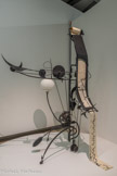 <center>Jean Tinguely Méta-matic n° 17 1959</center>Fer et bois peints, papier, encre, latex, moteur à carburant
Moderna Museet, Stockholm
Donation des Amis du Moderna Museet, 1965. <br>
Après de premiers essais vers 1955, Tinguely développe à partir de 1959 ses « machines à peindre », qu'il appelle Méta-matics. Il s'agit de déléguer à la machine l'acte de dessiner, selon toutes sortes de configurations en fonction de la manière dont elle est animée. De très grand format, la Méta-matic n°17 circule toute seule grâce à un moteur à essence, en déroulant des centaines de mètres de papier, sur lesquels s'inscrivent des graphismes. Le rouleau est coupé au fur et à mesure de la réalisation des dessins par des ciseaux mécaniques. Cette œuvre d'art total est présentée lors la 1ère Biennale de Paris à l'automne 1959 sur le parvis situé entre les deux musées d'art moderne, et sera acquise par le Moderna Museet.

Le Moderna Museet, Stockholm