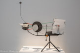 <center>Jean Tinguely Méta-matic n° 1 1959</center>Métal, papier, crayon feutre, moteur
Centre Pompidou, Musée national d'art moderne, Paris
Achat, 1976
Il s'agit de la première d'une nouvelle série de « machines à dessiner » mises au point par Tinguely, après des tentatives moins abouties datant de 1955. On fixe un crayon de couleur ou un feutre devant la feuille, au bout d'une tige métallique, et on active la machine - avec des jetons à l'époque - qui se met à dessiner sur le papier. Tinguely avait orchestré pour la première fois cette parodie de la création abstraite en 1959 à l'occasion de son exposition à la Galerie Iris Clert à Paris. De nombreux visiteurs, dont l'artiste Marcel Duchamp, s'étaient prêtés au jeu qui avait pris la forme d’un concours. Acquise pour le Centre Pompidou et exposée dans les salles dès 1977, l'œuvre suscite la joie de l'artiste quand il voit le public interagir avec elle.