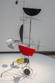 <center>Jean Tinguely</center>Sculpture méta-mécanique automobile 1954
Fer, tôle peinte, remontoir
Centre Pompidou, Musée national d'art moderne, Paris Achat, 1981
<br>
À partir de 1954, Tinguely construit des sculptures avec de Fines roues dentées en Fer et des Feuilles de tôle de diverses couleurs, qui sont actionnées grâce à une manivelle. Il s'agit pour l'artiste de dépasser, avec une certaine ironie, les agencements de plans colorés Figés caractéristiques de l'art abstrait, pour les mettre en mouvement. À l'agitation quelque peu chaotique due à un mécanisme sommaire qui inclut une part de hasard, s'ajoute, avec cette sculpture, la possibilité d'une déambulation. L’œuvre est présentée en 1955 dans la Fameuse exposition « Le Mouvement » à la Galerie Denise René à Paris, galerie avec laquelle Hulten collabore à plusieurs reprises. Ce dernier Fera entrer l’œuvre dans la collection du Centre Pompidou.