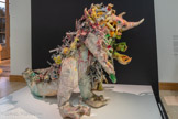 <center>Niki de Saint Phalle</center>Le Monstre de Soisy vers 1966.
Plâtre, objets et matériaux divers, peinture, structure métallique Centre Pompidou, Musée national d'art moderne, Paris Don de Pontus Hulten, 2005
<br>
La thématique du monstre est récurrente dans l’œuvre de Niki de Saint Phalle et nourrit son bestiaire Fantastique. Ce dragon tient une place à part dans l’œuvre de l’artiste puisqu'il se trouvait dans la chambre de sa maison-atelier de Soisy-sur-École, dans l'Essonne, où elle s'était installée avec Tinguely lorsqu'ils avaient dû quitter, à l'hiver 1963-1964, l’impasse Ronsin, vouée à la démolition. On verra plus tard cette œuvre trôner dans le salon du manoir de Pontus Hulten, à Saint-Firmin-sur-Loire, où il passe