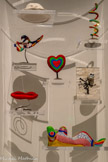 <center>Niki de Saint Phalle</center>Derby / Chapeau vers 1981
Polyester
; Petit Rossignol 1981-1982
Polyester peint, métal
; Cœur sur base métal vers 1981.
Terre glaise peinte, métal
; Lèvres rouges sur spirale en métal vers 1981
Plâtre peint, métal
; Serpent spirale sur base métal vers 1981
Plâtre peint, métal
; Crâne sur dessin de Jean Tinguely vers 1981
Terre glaise peinte, mine graphite, peinture, papier ; Sirène tête verte vers 1981.
Polyester peint. <br>
Niki Charitable Art Fondation, Santee, Californie. Si la Fontaine Stravinsky, inaugurée en 1983 à Pari«, ne fait pas l'objet d’un chapitre de cette exposition, c’est que Pontus Hulten n’a été partie prenante ni de sa genèse, ni de son exécution. C'est Pierre Boulez, alors directeur de Ircam, département associé du Centre Pompidou consacré à la recherche en musique contemporaine, qui en est l'initiateur, fl bénéficie pour ce projet de l'appui de Claude Pompidou, ainsi que de Jacques Chirac, alors maire de Paris. Cette commande d'une fontaine pour la place située entre le Centre Pompidou et le bâtiment de l'Ircam est passée par Boulez au seul Tinguely, qui impose de la concevoir entièrement en collaboration avec Niki de Saint Phalle. L'œuvre est toujours visible aujourd'hui à Paris.
